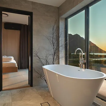 Seafront Luxury Near Henningsvaer Villa *