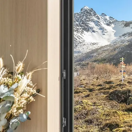 Seafront Luxury Near Henningsvaer *