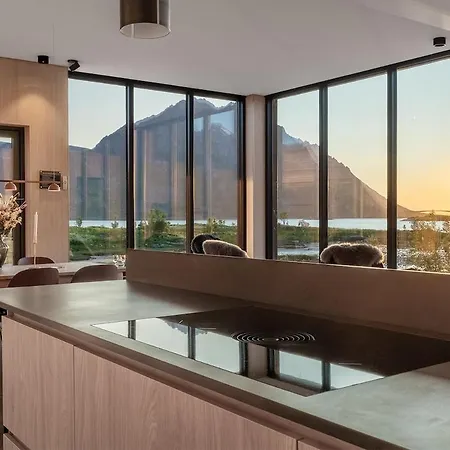 Seafront Luxury Near Henningsvaer *
