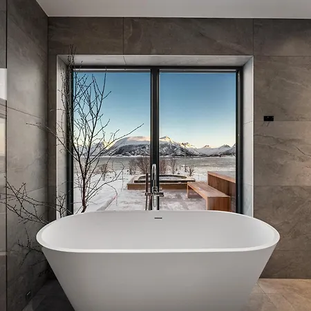 Seafront Luxury Near Henningsvaer *