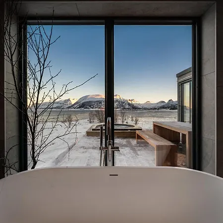 Seafront Luxury Near Henningsvaer Villa
