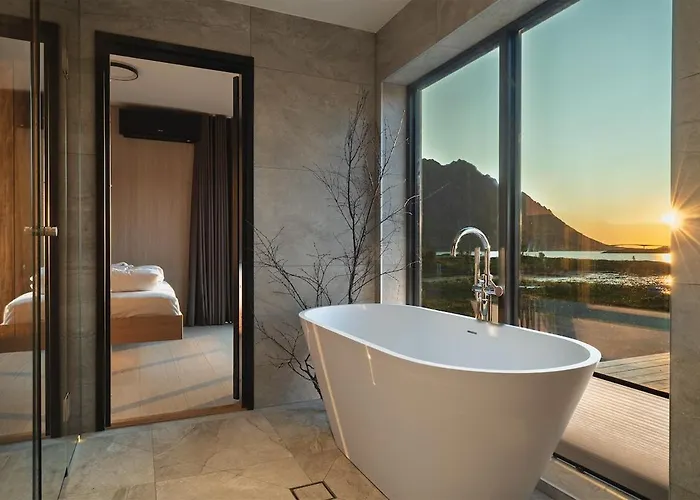 Seafront Luxury Near Henningsvaer Villa *