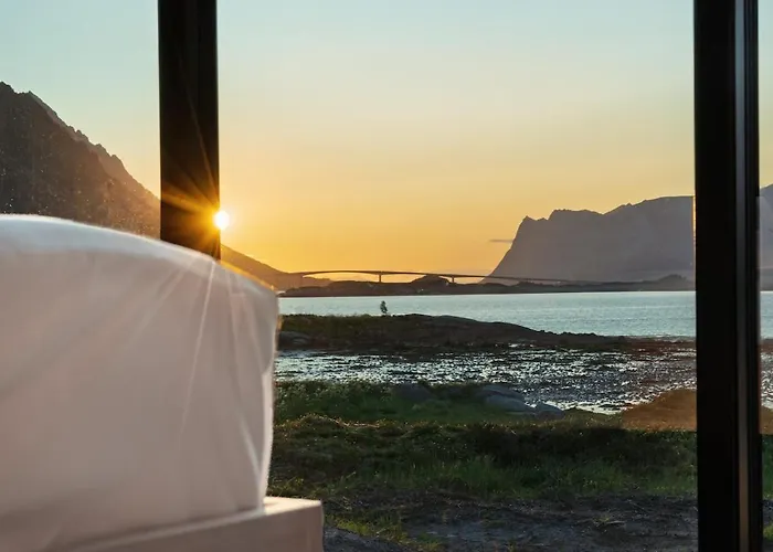 Seafront Luxury Near Henningsvaer *