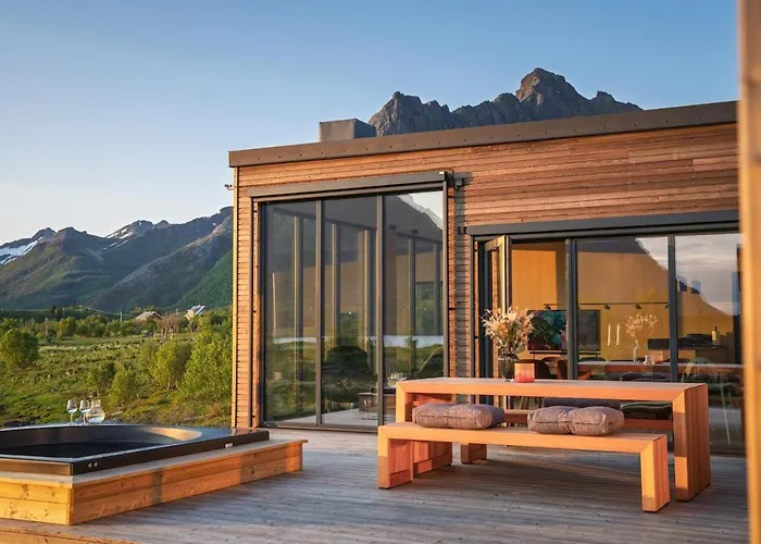 Seafront Luxury Near Henningsvaer