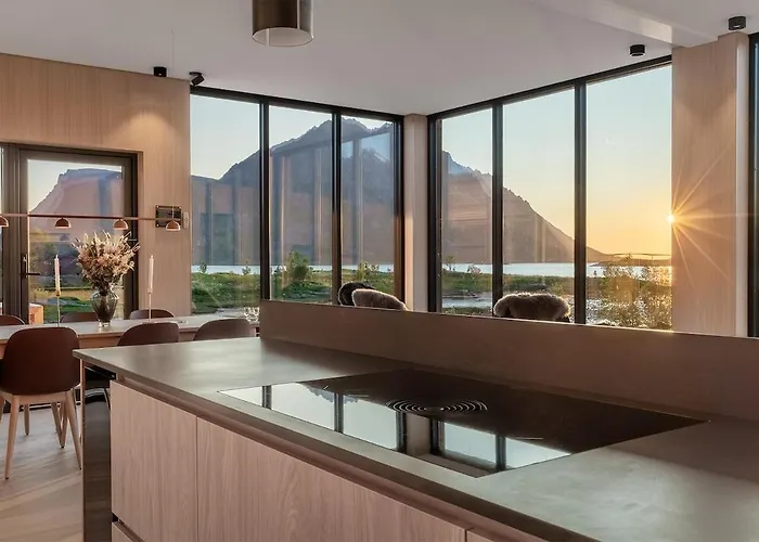 Seafront Luxury Near Henningsvaer *