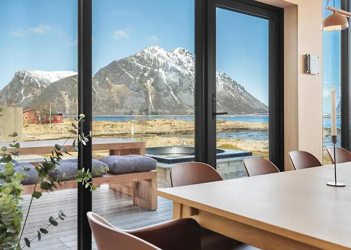 Seafront Luxury Near Henningsvaer *