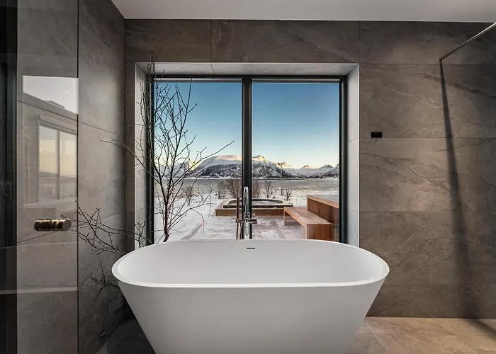 Seafront Luxury Near Henningsvaer *