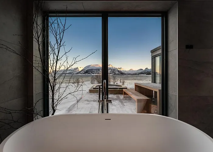 Seafront Luxury Near Henningsvaer Villa